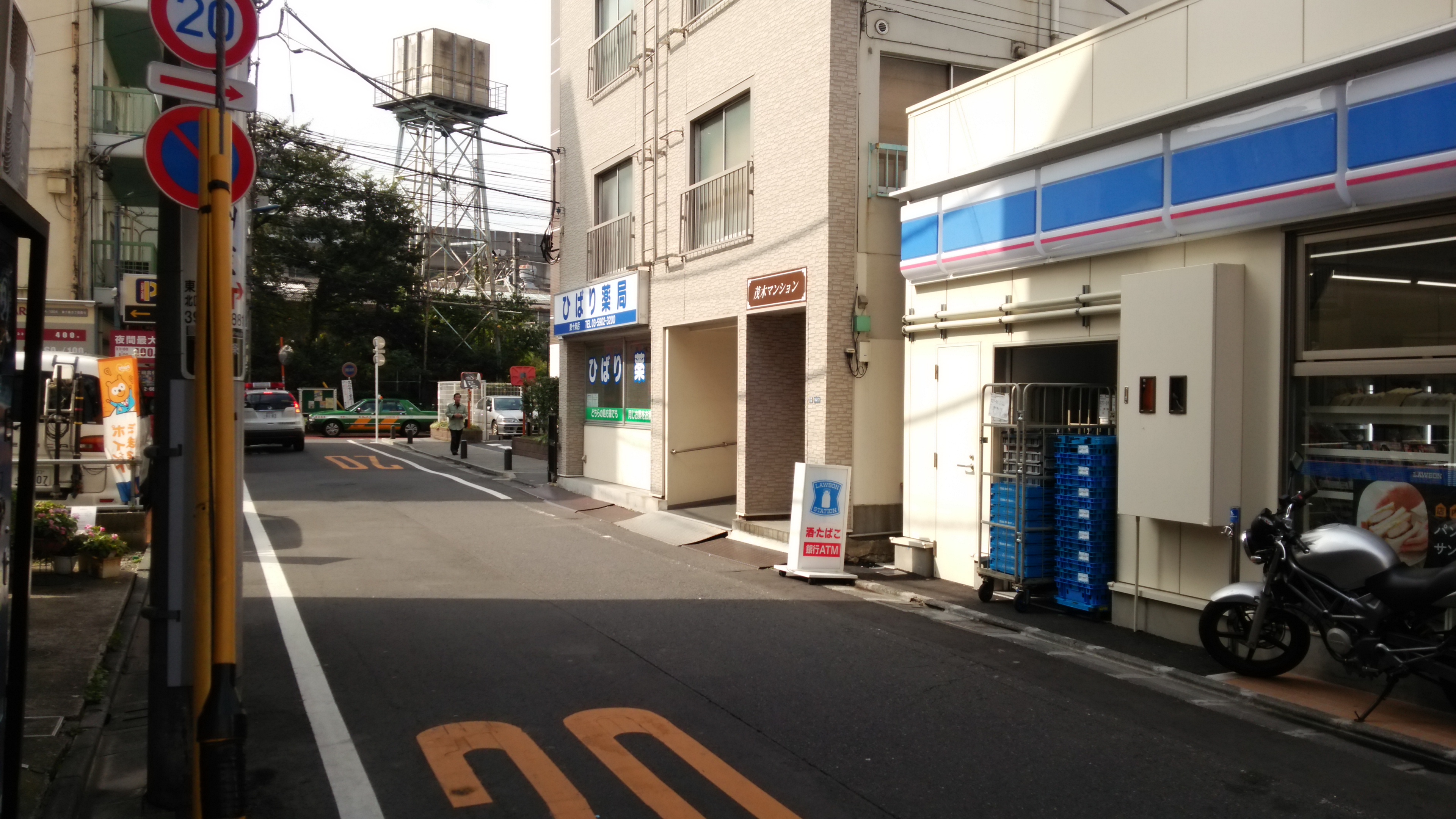 東十条商店街(東の方)Dローソンを右に曲がったところです。隣のビルに、ひばり薬局が見えます。