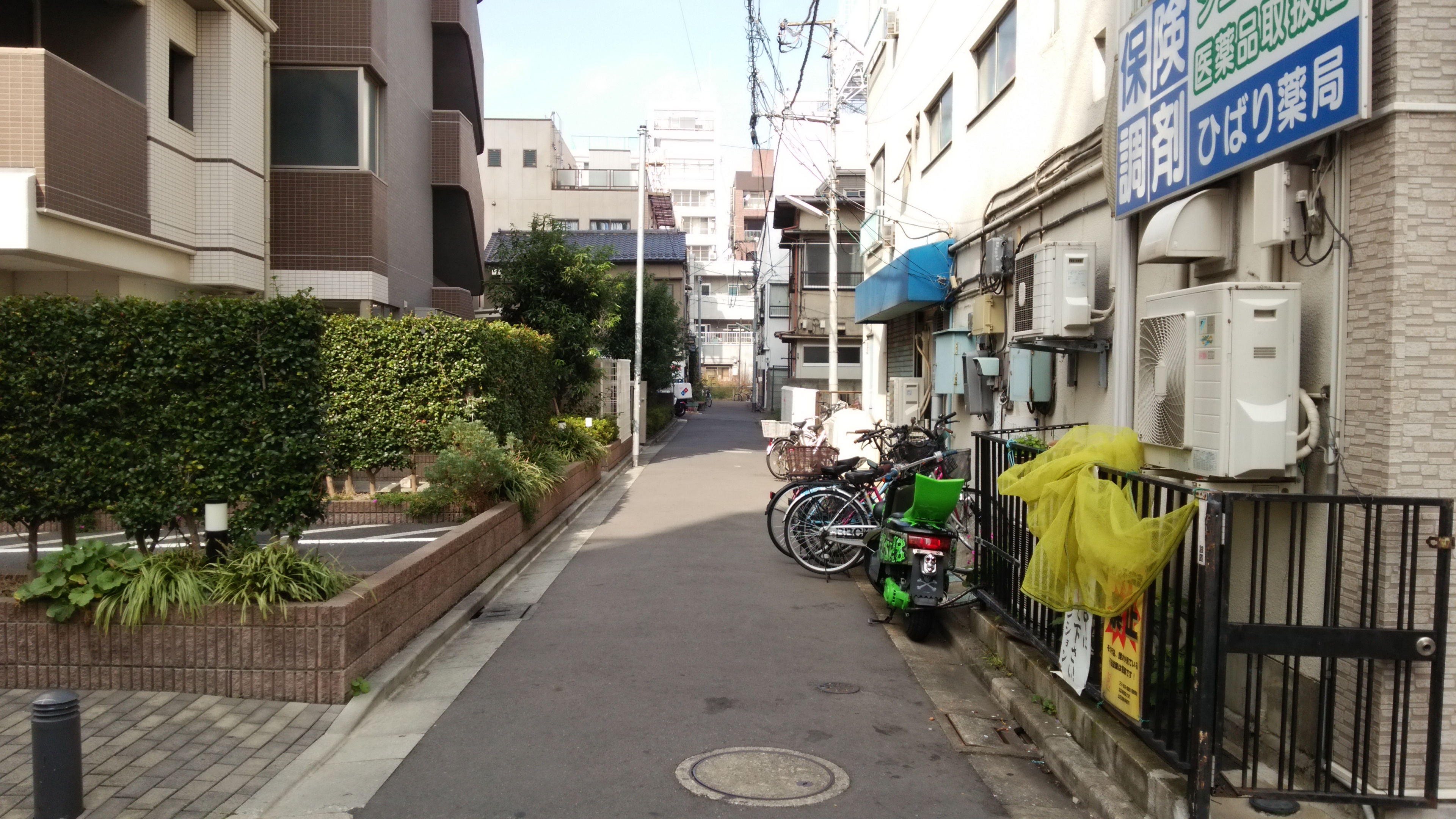 Fひばり薬局のある路地を曲がったところです。約20メートル直進します。