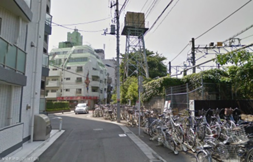 東十条駅から来るルート B右手に駐輪場と下十条運転区を見ながら、直進します。