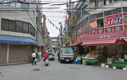 東十条商店街(東の方)AミュージックショップDANと、みやた青果店のある四つ角を左に曲がります